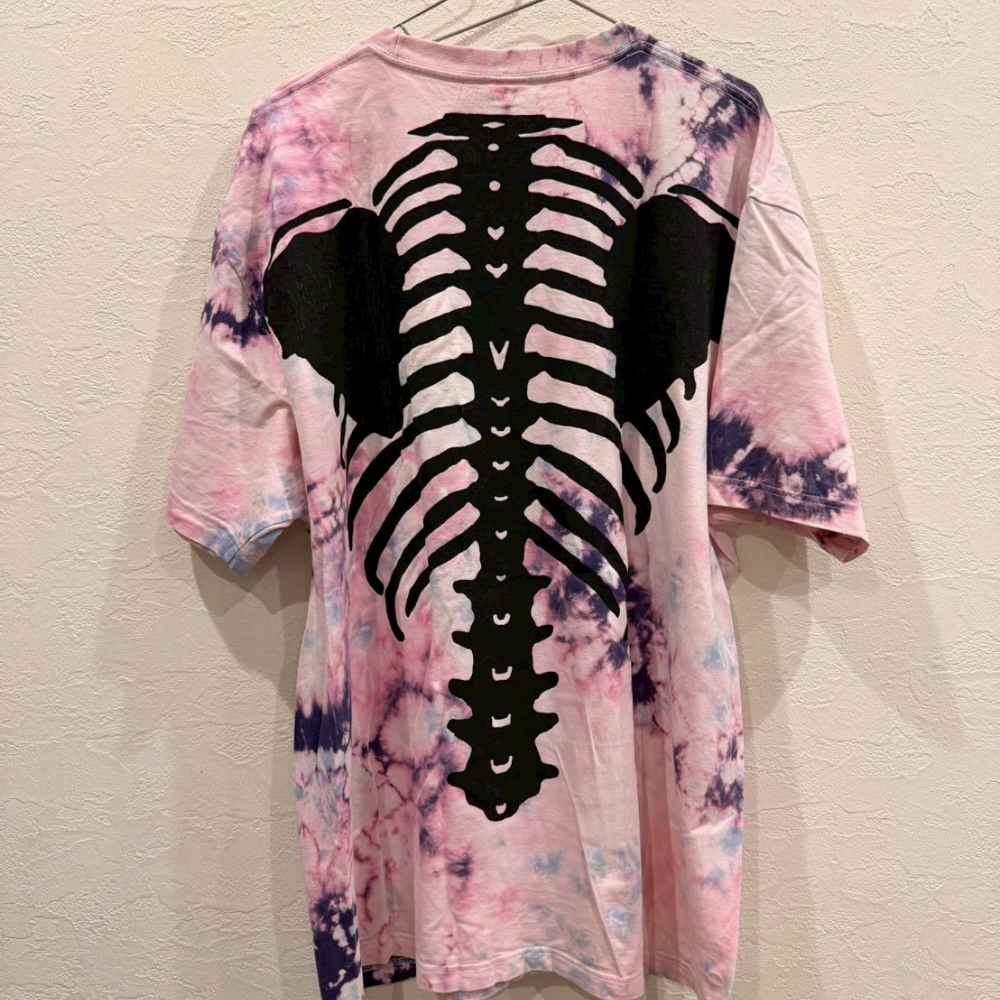 タイダイ リブケージ(骨格)プリントTシャツ / ピンク系 / 国旗ワッペン付き / ヴィンテージ加工 - 画像 (3)